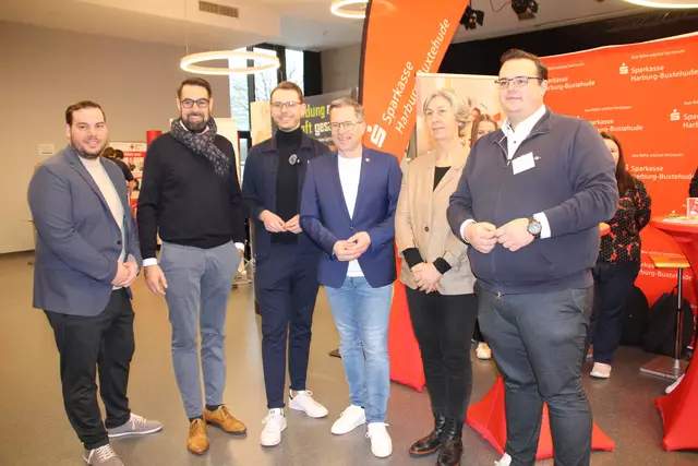 v. li.: Lars Neuber (Organisator), Sven Heineken, Niels Kohlhaase (Organisator),Landrat Kai Seefried, Schulleiterin Hanka Schwedt und Mirko Dawideit (Organisator)