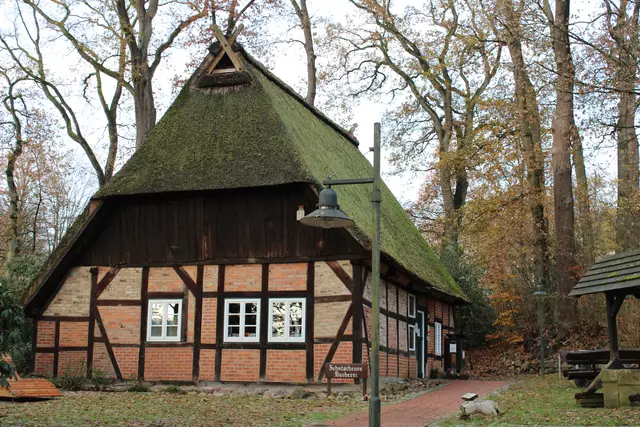 Typische Heidearchitektur: In der "Zehntscheune" ist die Samtgemeindebücherei untergebracht | Foto: pöp