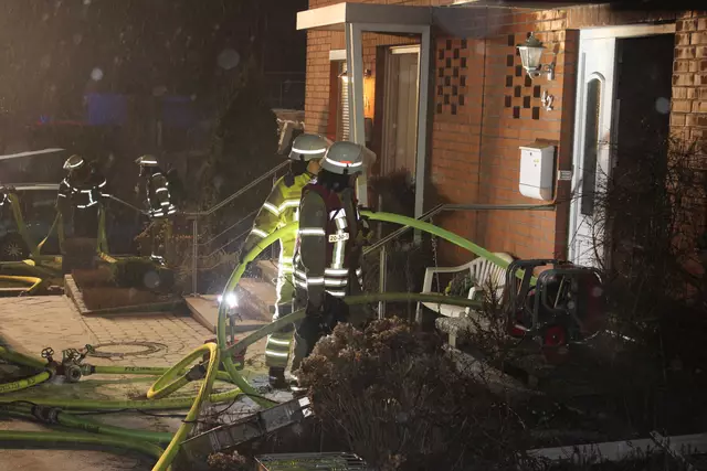Feuerwehrkräfte vor dem Eingang zur Brandwohnung | Foto: Feuerwehr Stade/Stefan Braun