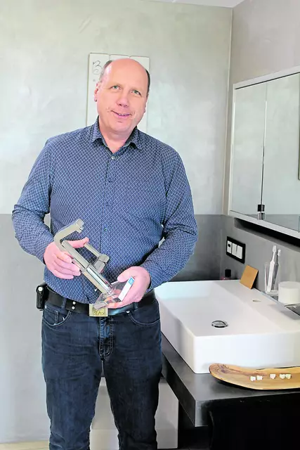 Dirk Behmer mit dem Ausstellungsstück eines Wasserhahns | Foto: pm