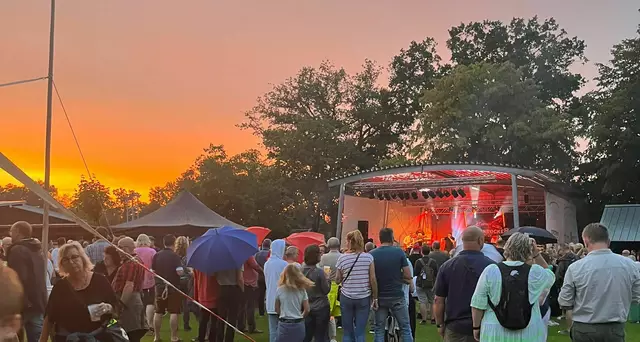 Stimmungsvolles Dorffest - etwas Nieselregen tut der guten Stimmung keinen Abbruch | Foto: pöp