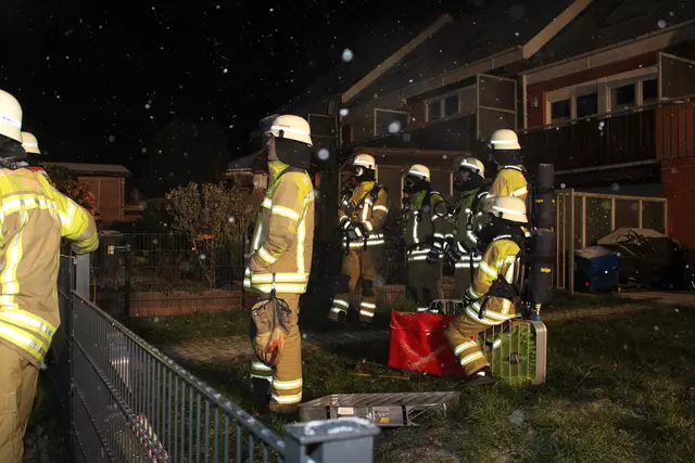 Atemschutztrupps warten auf ihren Einsatz | Foto: Feuerwehr Stade/Stefan Braun
