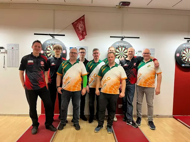 Dart verbindet: Die Dartfreunde von "Ally-Pally Kalbe" und das A-Team des TSV Buchholz 08 (in Schwarz-Rot) | Foto: Torben Greve