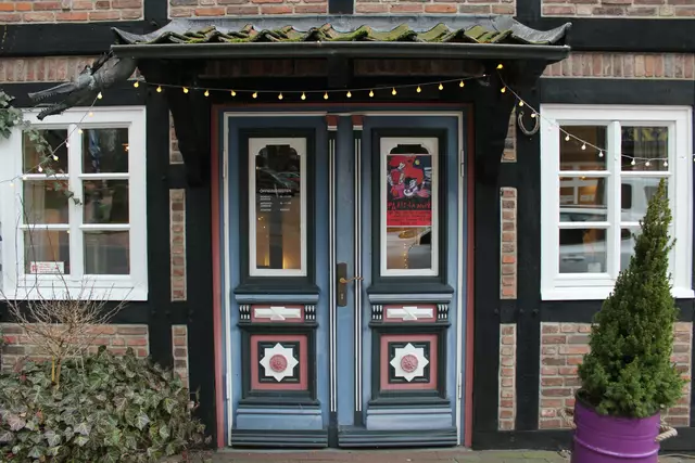 Einladende Türen, hier zum Café Book, und Fachwerk sind typisch für den Jesteburger Ortskern | Foto: pöp