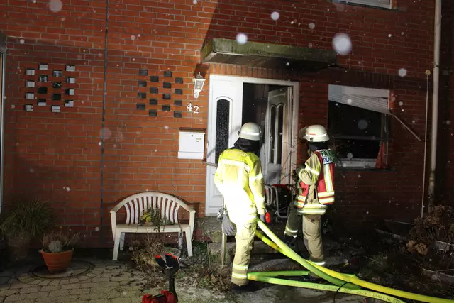 Einsetzender Schneefall machte die Einsatzstelle sehr rutschig | Foto: Feuerwehr Stade/Stefan Braun