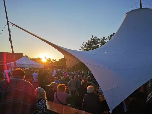 Freunde treffen beim Dorffest: Im Spätsommer feiern die Jesteburger gemeinsam | Foto: Gemeinde Jesteburg