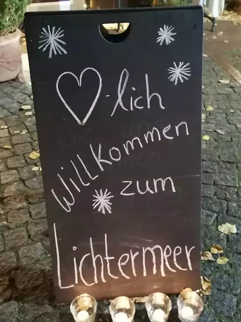 Zwischen goldenem Herbst und Weihnachtszeit: Das Lichtermeer hellt seit Jahren den dunklen November in Jesteburg auf | Foto: Von der Lieth