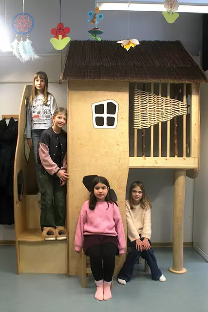 Auch immer Zimmer nebenan können sich die Kinder über eine kleine Hütte freuen | Foto: ab