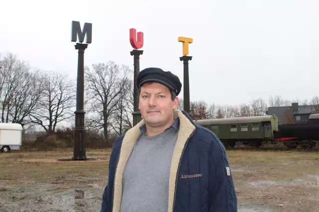 Steffen Lücking vor seinem Friedensmonument im Jahr 2023. Das musste er kürzlich auf Anordnung abbauen | Foto: pm