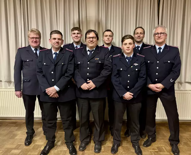 Gratulation zur Auszeichnung für den engagierten Hochwasser-Einsatz (v. li.): Gemeindebrandmeister Jörn Petersen, Michael Schildt, Henry Baust, Hauke Bremmenkamp, Hinrich Cohrs-Thiede, Carl Vogt, Stephan Westphal und Karsten Supplieth | Foto: Mathias Wille