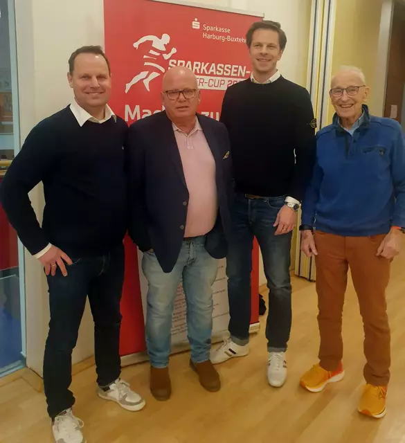 Laufpass-Organisatoren und Sponsoren halten zusammen (v. li.):Jörn Stolle (Sparkasse Harburg-Buxtehude), Martin R. Roesnick (WOCHENBLATT-Verlag), Frederik Schröder (Vorstand Sparkasse Harburg-Buxtehde) und Arno Reglitzky (zweiter Vorsitzender Blau-Weiss Buchholz) | Foto: mro