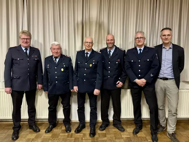 Geehrte und Gratulanten (v. li.): Gemeindebrandmeister Jörn Petersen, Karl-Heinz Köster, Rudolf Putensen, Marc Hilbig, der scheidende Ortsbrandmeister Karsten Supplieth und Samtgemeinde-Bürgermeister Jens Köster | Foto: Mathias Wille