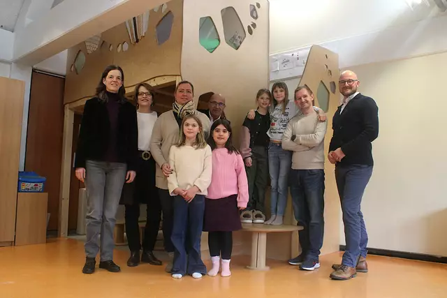 Thomas Müller (4. v. li.), Regionalleiter der Sparkasse Harburg-Buxtehude, wurde von Bettina Koschel (2. v. li.), Jessica Buhr (3. v. li.) und Vorstand Andreas Ofiara (rechts) vom Verein der Wiesenschule zur Besichtigung der neuen Bewegungslandschaft empfangen. Mareile Kleemann (li.) vom Landkreis Harburg vermittelte die Bezuschussung | Foto: ab