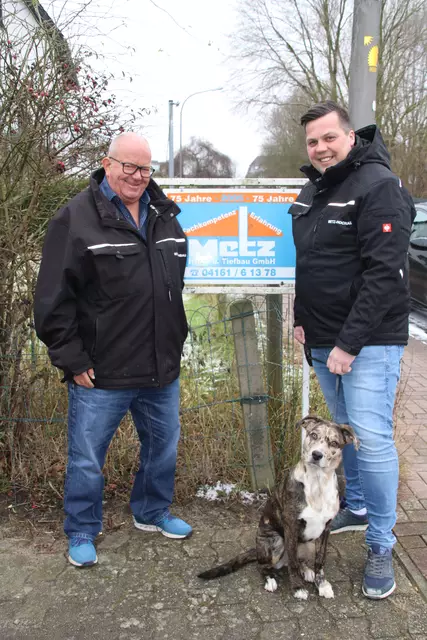 Thomas Löhden (li.) hat die Firma Metz an Michael Narawitz - hier mit Bürohund "Fluse" verkauft, bleibt aber gemeinsam mit Narawitz Geschäftsführer 