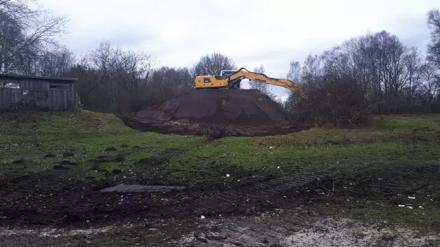 Eine Brutwand für Uferschwalben ist am Steller See gebaut | Foto: Landkreis Harburg