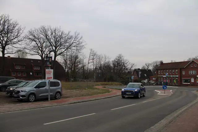 Der Jesteburger Kreisverkehr konnte nur gebaut werden, weil Steffen Lücking das - teure - benachbarte Grundstück (links) beschaffte und einen Teil für den Kreisverkehrsbau abtrat | Foto: pöp