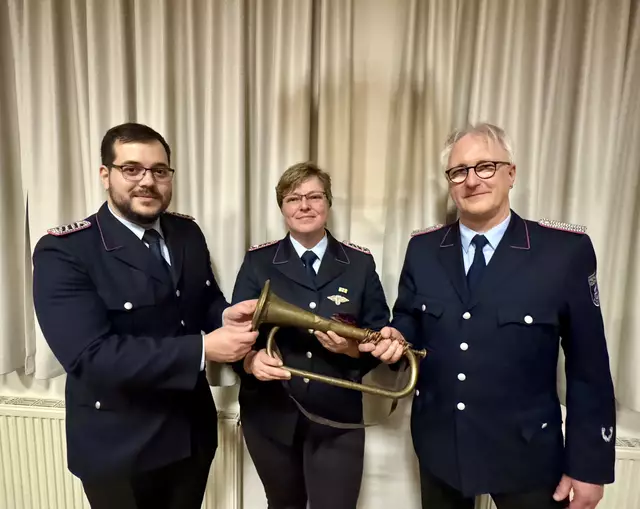 Übergabe des Alarmhorns als Zeichen des Führungswechsels (v. li.): stellv. Ortsbrandmeister Alexander Düppetell, die künftige Ortsbrandmeisterin Kathrin Vick und Vorgänger Karsten Supplieth | Foto: Mathias Wille