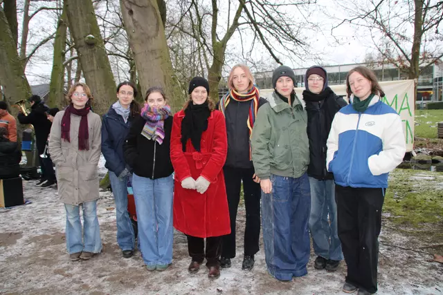 Mascha Richter (3. v. re.) und weitere Aktive der Ortsgruppe Buxtehude von Fridays for Future