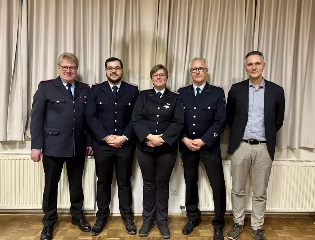 Glückwunsch für die neue Wehrführung (v. li.): Gemeindebrandmeister Jörn Petersen, der künftige stellv. Ortsbrandmeister Alexander Düppetell, die neue Ortsbrandmeisterin Kathrin Vick Vorgänger Karsten Supplieth und Samtgemeinde-Bürgermeister Jens Köster | Foto: Mathias Wille