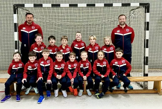 Die F-Jugend-Mannschaft mit Trainer Fabian Thiele (li,) und Betreuer Niels Hofmann | Foto: Melanie Buchholz