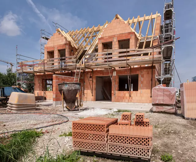 Der Neubau von Eigenheimen bleibt teuer | Foto: Adobe Stock/Wolfilser 