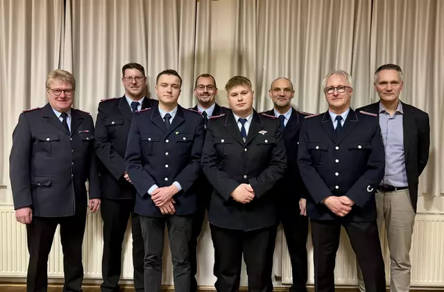 Gratulation zur Beförderung: Gemeindebrandmeister Jörn Petersen, Florian Koldewey, Hinrich Cohrs-Thiede, Ronny Semper, Lukas Jürges, Igor Schmidt, der scheidende Ortsbrandmeister Karsten Supplieth und Samtgemeinde-Bürgermeister Jens Köster | Foto: Mathias Wille