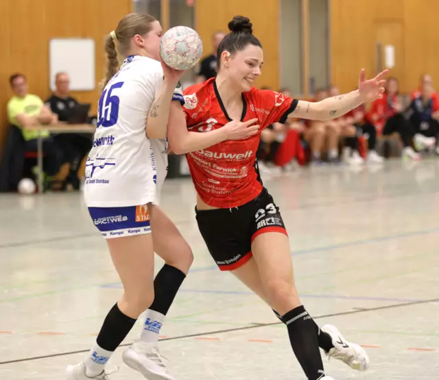 Hollenstedts Angreiferin Laura Nickel (re.) behauptet den Ball gegen Mieke Klintworth vom VfL Stade | Foto: cc