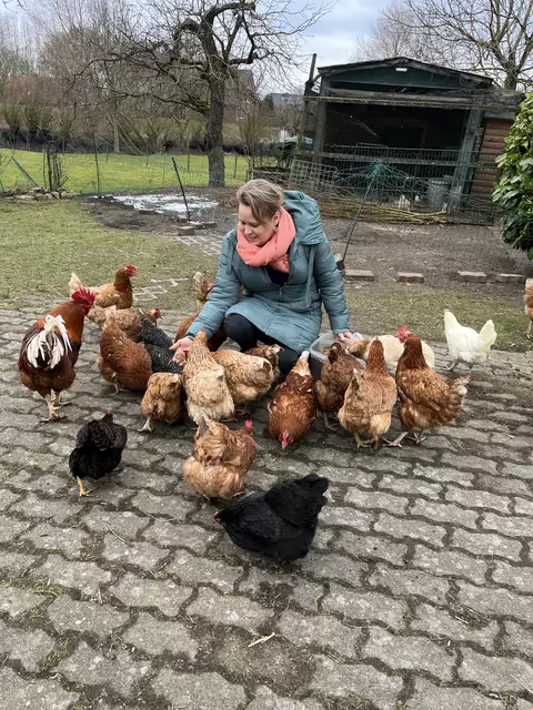 Janina Stemmer umgeben von ihrem Federglück. | Foto: Sandra Polenz