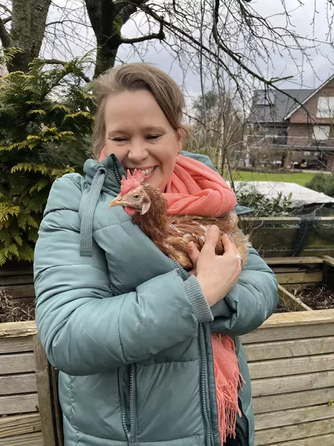 Janina Stemmer wärmt die Henne, die sich im Legebetrieb sämtliche Federn ausgezupft hatte. | Foto: Sandra Polenz