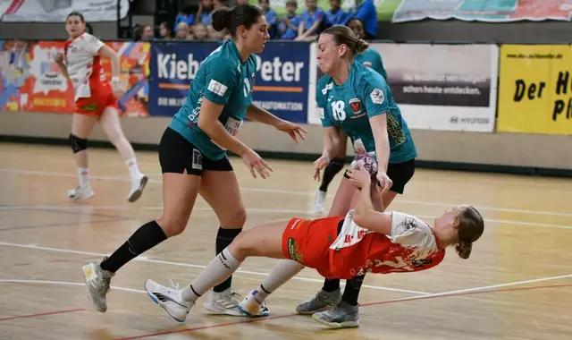 Nantke Ackmann (re. unten) hält im Fallen noch den Ball fest | Foto: Stefan Michaelis
