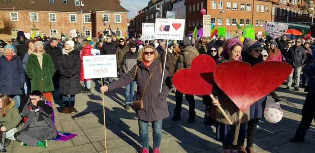 Viele Teilnehmer hatten selbst gebastelte Transparente dabei | Foto: Kai Holm