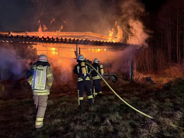 In Stade-Haddorf waren am Samstagabend rund 140 Feuerwehrleute bei einem Scheunenbrand im Einsatz | Foto: FFW Wiepenkathen
