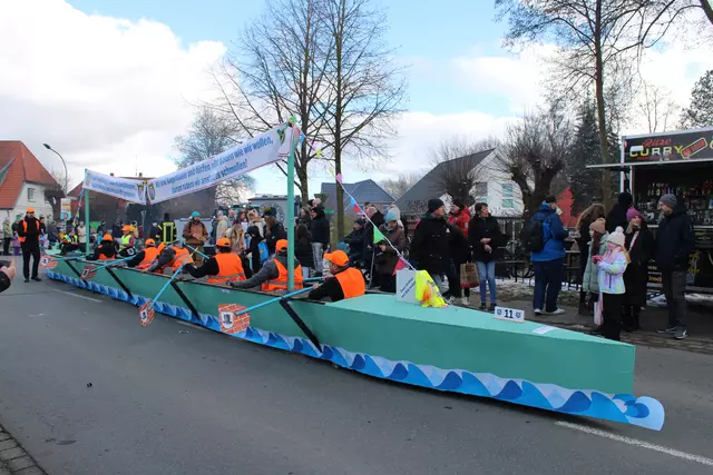 Aufgrund verschärfter Vorgaben für einen Faslamswagen plante die F. D. P. (Fast Drei Promille) um. Sie wurde selbst zum Gut-Achter und ruderte durch Toppenstedt | Foto: ab