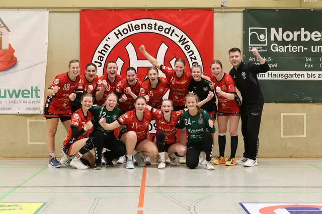 Der neue Verbandsliga-Tabellenführer TuS Jahn Hollenstedt II mit seinem Trainer Marcel Hebestreit | Foto: cc