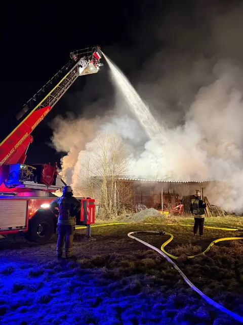 Auch von der Drehleiter aus wurde gelöscht | Foto: FFW Wiepenkathen