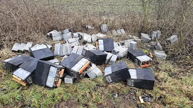 Hochgiftigen Batteriemüll haben Unbekannte in der Landschaft entsorgt | Foto: Landkreis Harburg