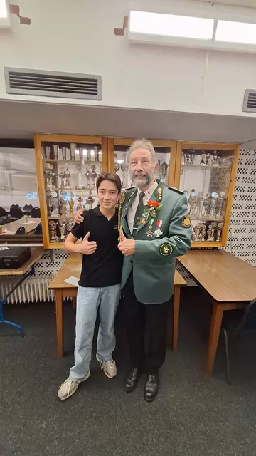 Der 15-jährige Sieger des Preisschießens Jan Peter Strauß vom SV Brackel mit dem 1. Schriftführer Hans-Heiner Fischer | Foto:  HHF