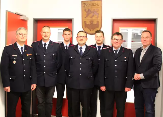 Das sind die Beförderten der Wehr Bahlburg mit dem stellvertretenden Stadtbrandmeister Jens-Peter Wreide, Ortsbrandmeister Cord Hermann Albers und Bürgermeister Andre Wiese | Foto: Burkhard Giese