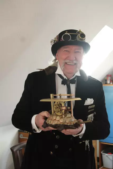Senior mit einer Transport-Schildkröte