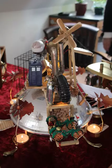Aus einem Kochtopf, Kleiderhaken als Füße, Holz von Feuerwerksraketen und weiteren Materialien hat Sidney Walker Senior einen Steampunk-Alien-Advents-Camper gebaut