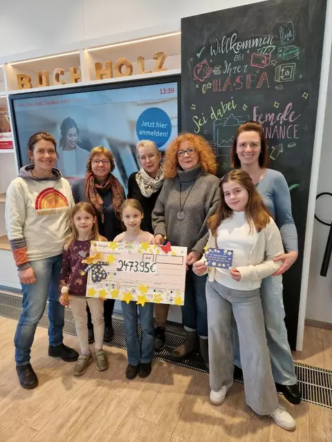 Strahlen um die Wette: Gisela „Johsti“ Johst (2. v. re.) und die Verantwortlichen der Benefizaktion des Kindergartens Kunterbunt mit dem symbolischen Scheck für das Kinderhospiz Sternenbrücke | Foto: Kindergarten Kunterbunt