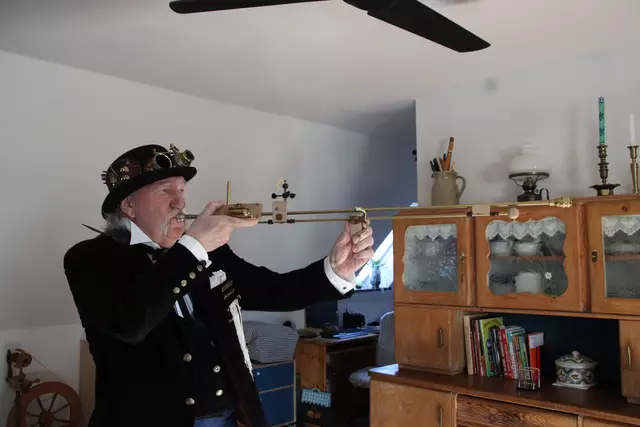 Sidney Walker Senior mit einem "Steampunk-Blasrohr" (zum Schießen mit Erbsen) mit einem Trompetenmundstück vom Sperrmüll, selbstgebauter Ladevorrichtung, Schalldämpfer und integriertem Reinigungswerkzeug