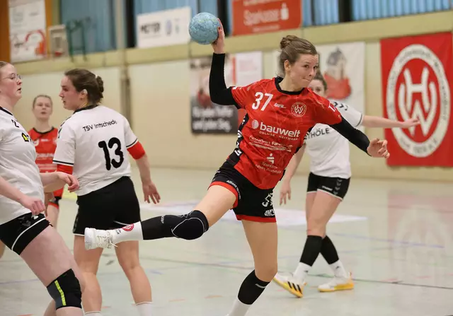 Kim Höhne (am Ball) steuerte 6 Tore zum Heimsieg ihrer Mannschaft bei | Foto: cc