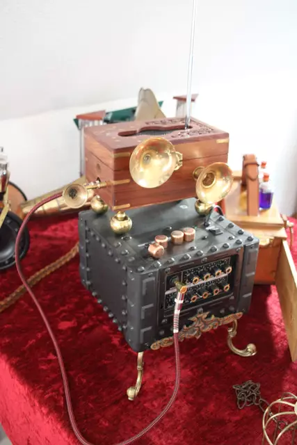 Einzigartikes Musikinstrument: ein Gitarrenverstärker kombiniert mit einem Theremin (einer russischen Erfindung