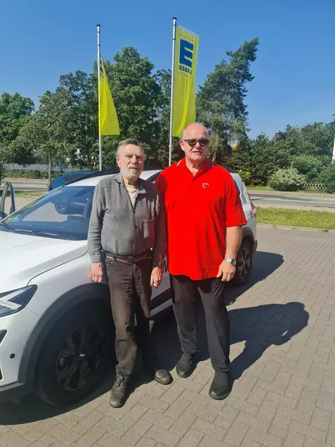 Wilfried Schumacher (re.) und Rudolf Krantz bei der ersten Einkaufstour im vergangenen August | Foto: Wilfried Schumacher