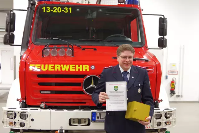 Carsten Matthies mit seiner Auszeichnung, dem "goldenen Schlüsseldepot" | Foto: A. Feldtmann / Pressesprecher der FF Hittfeld