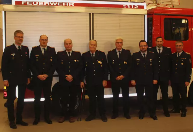 Stadtbrandmeister Uwe Ehlers (v. li.), Felix Hoppe, Ortsbrandmeister Philip Wagemann mit seinem Stellvertreter Martin Witte und der Abschnittsleiter Elbe Torsten Lorenzen bei der Jahreshauptversammlung der Freiwilligen Feuerwehr Scharmbeck   | Foto: Burkhard Giese