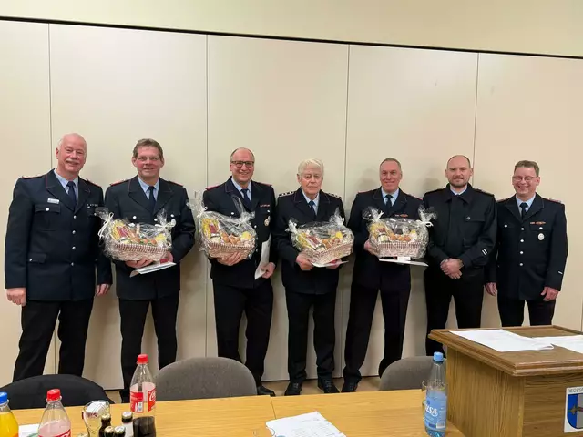 Ehrengäste und Geehrte (v. li.): Stellvertretender Abschnittsleiter Jonny Anders, Wilhelm Prigge, Andreas Mundt, Hans-Heinrich Tobaben, Rüdiger Mundt, stv. Gemeindebrandmeister Patrick Barkow und der stv. Ortsbrandmeister Frank Hauschild | Foto: Alexandra Mundt / FF Regesbostel