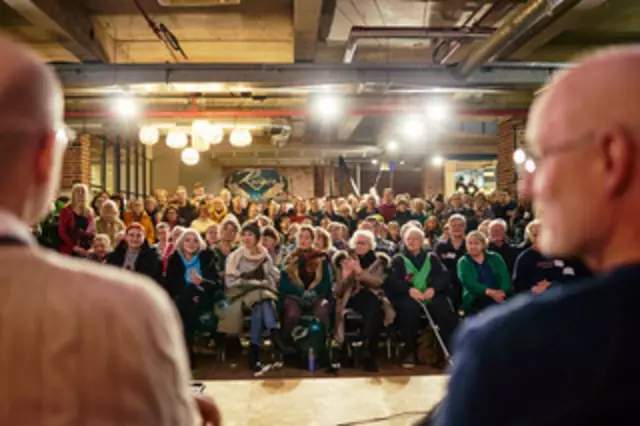Die Podiumsdiskussion wurde von zahlreichen Zuhörern verfolgt | Foto: Helms