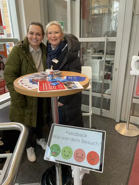 Die Integrationsfachkräfte Brigitte Oboda (re.) und Janina Faroß begrüßten und verabschiedeten die Besucher der Messe am Feedbackbuzzer | Foto:  Jobcenter Landkreis Harburg